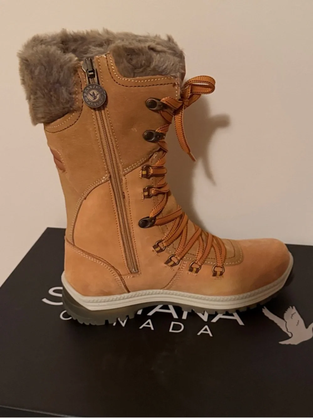 Santana Canada Marinda Tan Faux  Fur-Trim Lace-Up Winter Boots Size 8